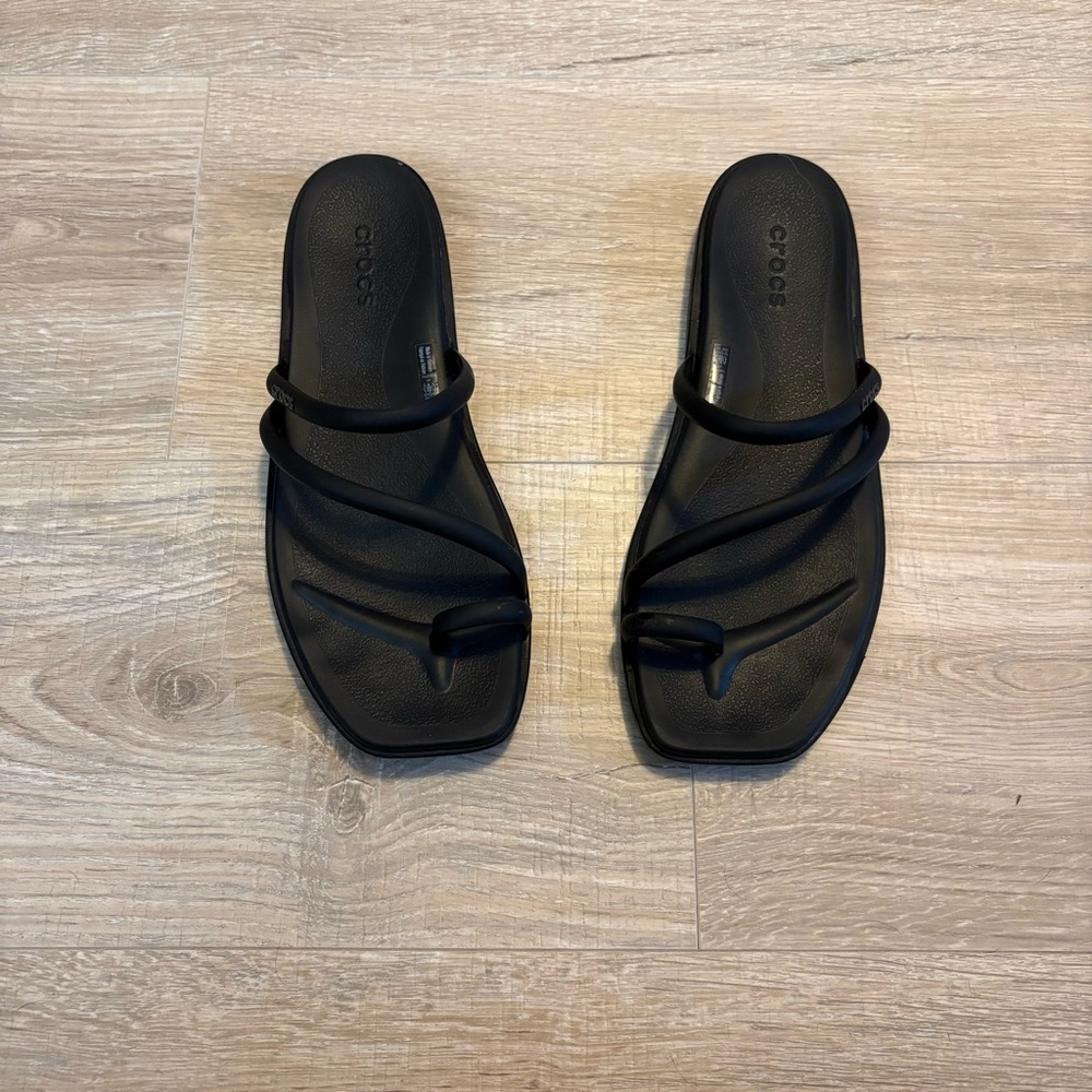 Women’s Black Crocs Miami Toe Loop Sandal Comfort Minimal Resort Size 8 - Picture 3 of 4